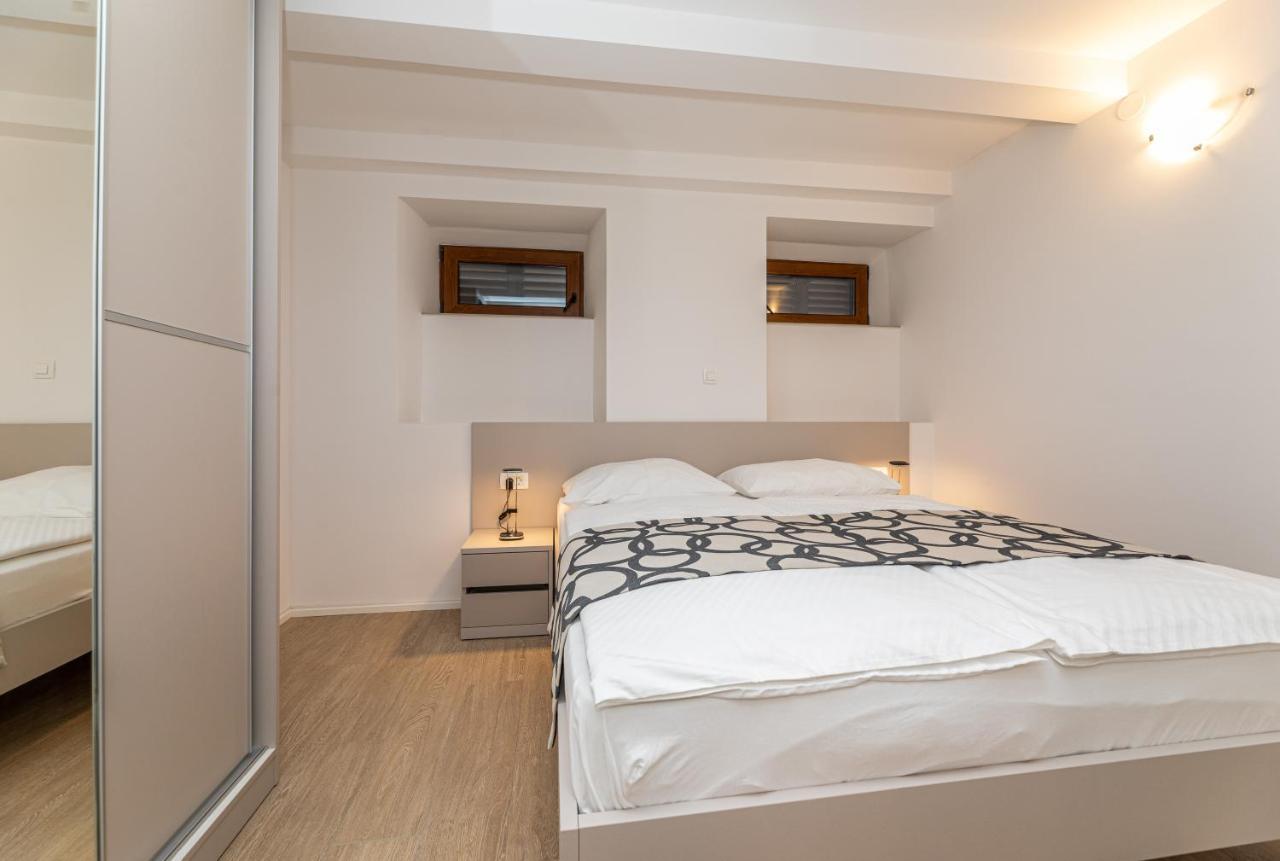 Apartments Crnekovic III Baska  Bagian luar foto